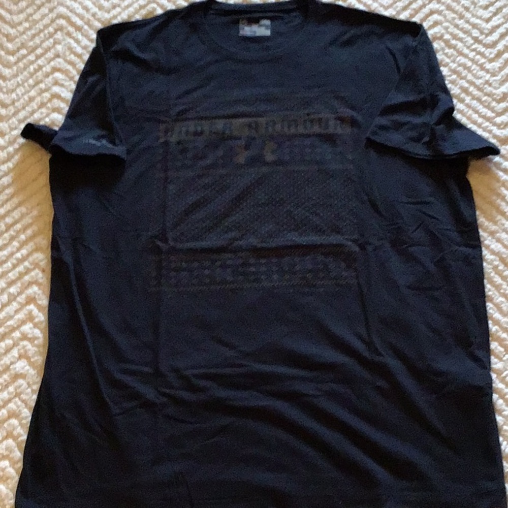 Men’s under armor T looseL GUC